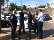 بالصور: الشرطة تعتقل شاباً بالقرب من شاطئ البحر بحجة قيادة دراجته النارية دون حيازة رخصة